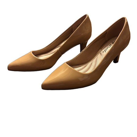 Easy Street Pointe Classic Nude Pumps Comfort Heels Kitten Heels NEW  Size 6.5 - Picture 7 of 11